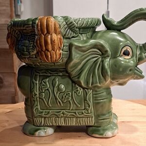 SOLD!! 😍 Vintage Chinoiserie Majolica green Ceramic Lucky elephant 🐘 planter